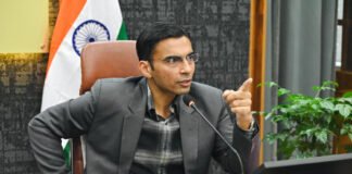 डीएम ने शहर में चल रहे रोड कटिंग कार्यों पर लगी रोक, पहले वाली स्थिति में लाने के निर्देश