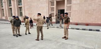 कोर्ट परिसर में धमाकों की धमकी पर मौके पर पहुँचे उच्चाधिकारियों द्वारा संभाली सर्च अभियान की कमान