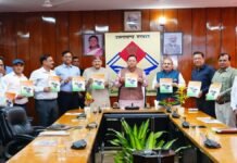 सीएम धामी ने पीडब्ल्यूडी की मास्टर प्लान पुस्तिका का किया विमोचन
